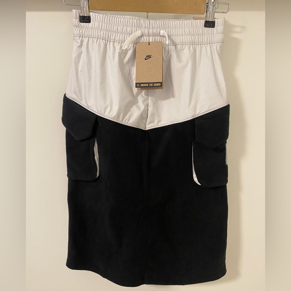 Nike girls Black and white fleece skirt size small NWT